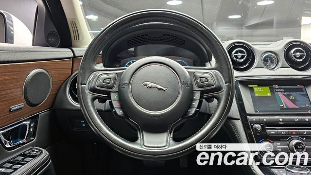 Jaguar XJ 2016 — photo 13