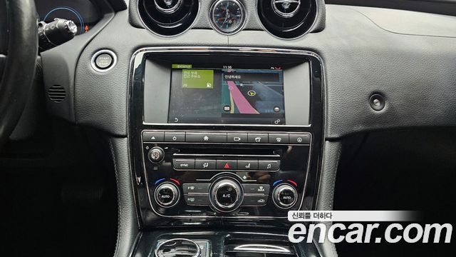 Jaguar XJ 2016 — photo 14
