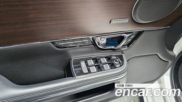 Jaguar XJ 2016 — photo 18