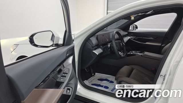 BMW 5-Series 2025 — photo 11
