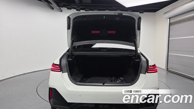 BMW 5-Series 2025 — photo 20