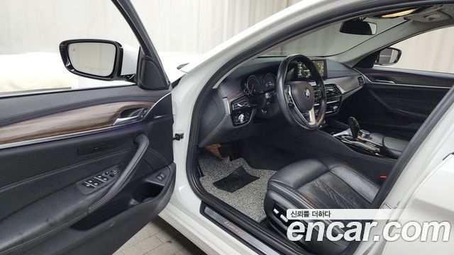BMW 5-Series 2018 — photo 10