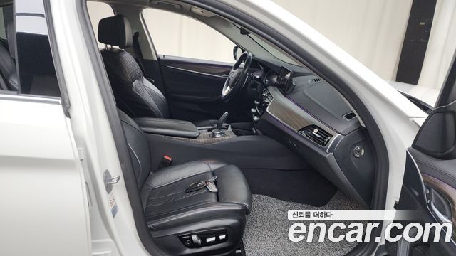 BMW 5-Series 2018 — photo 11