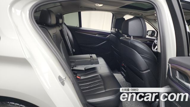 BMW 5-Series 2018 — photo 12