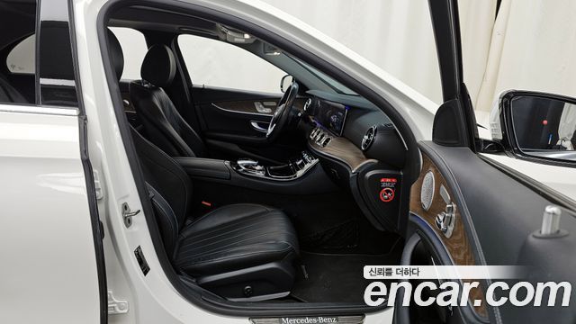 Mercedes-Benz E-Class 2019 — photo 11