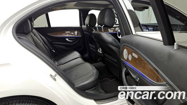 Mercedes-Benz E-Class 2019 — photo 12