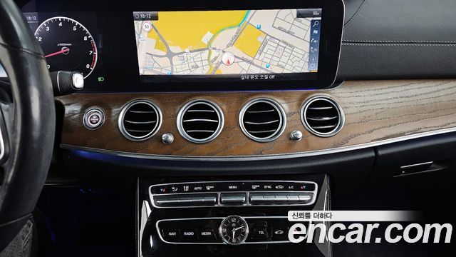 Mercedes-Benz E-Class 2019 — photo 14