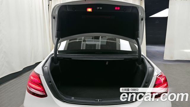 Mercedes-Benz E-Class 2019 — photo 20