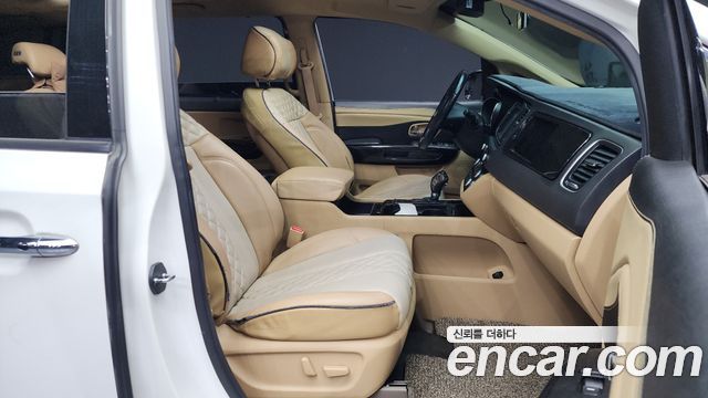Kia Canival 2016 — photo 11