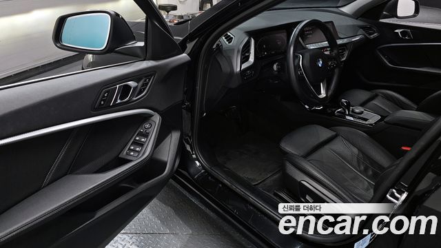 BMW 1-Series 2022 — photo 10