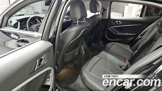 BMW 1-Series 2022 — photo 11