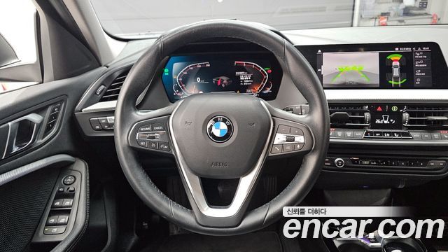BMW 1-Series 2022 — photo 13