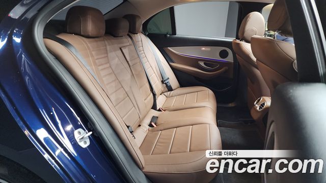 Mercedes-Benz E-Class 2019 — photo 12