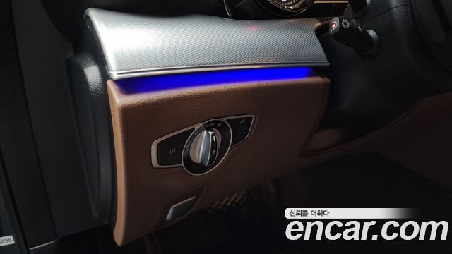 Mercedes-Benz E-Class 2019 — photo 18
