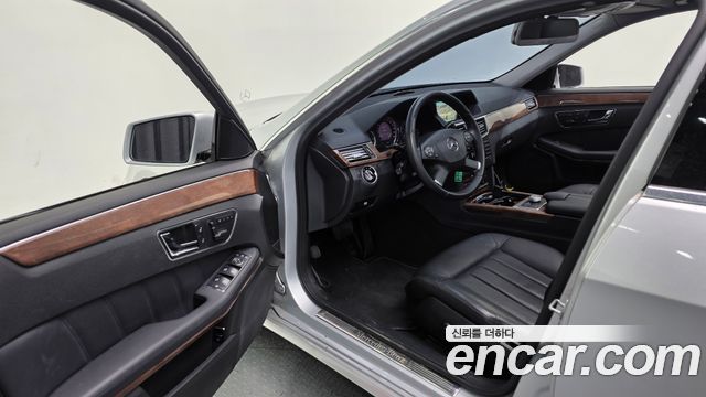 Mercedes-Benz E-Class 2011 — photo 12