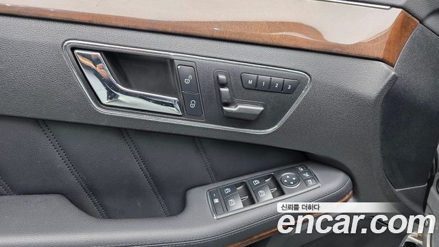 Mercedes-Benz E-Class 2011 — photo 13