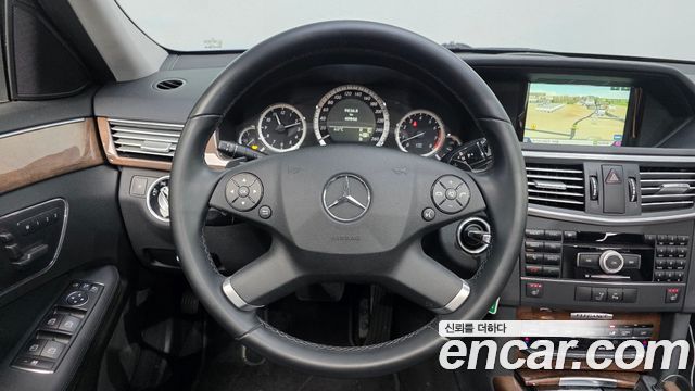 Mercedes-Benz E-Class 2011 — photo 14