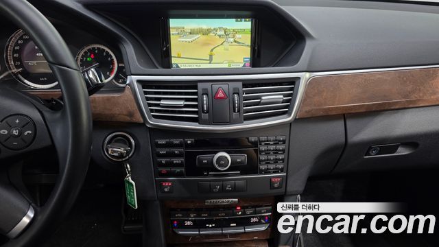 Mercedes-Benz E-Class 2011 — photo 15