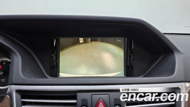 Mercedes-Benz E-Class 2011 — photo 16