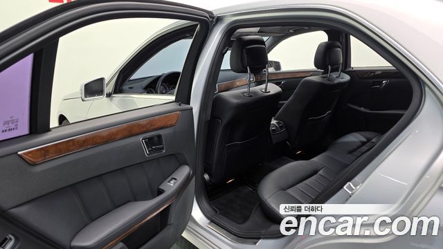 Mercedes-Benz E-Class 2011 — photo 18