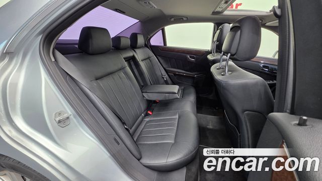 Mercedes-Benz E-Class 2011 — photo 19