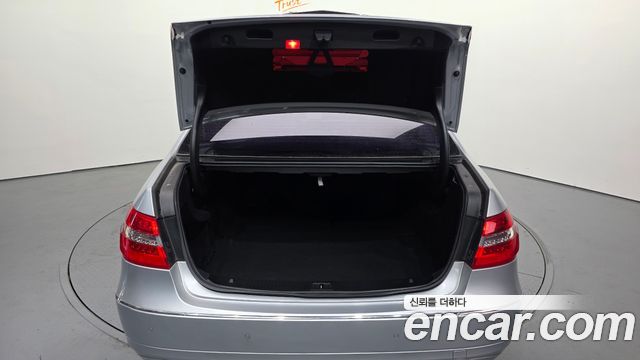 Mercedes-Benz E-Class 2011 — photo 20