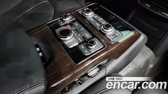 Audi A8 2015 — photo 18