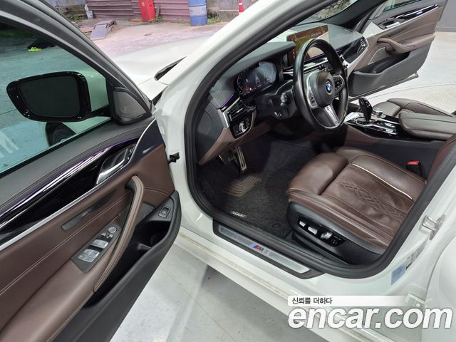 BMW 5-Series 2022 — photo 10