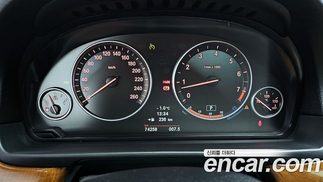 BMW 5-Series 2010 — photo 8