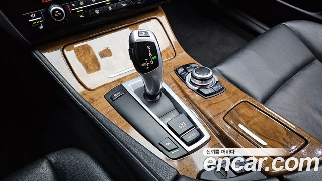 BMW 5-Series 2010 — photo 9