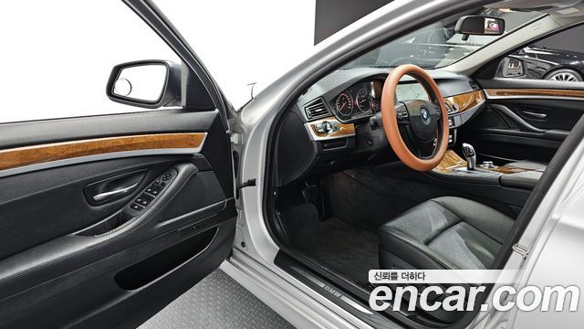 BMW 5-Series 2010 — photo 11