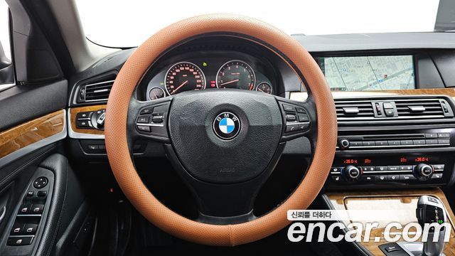 BMW 5-Series 2010 — photo 13