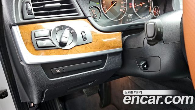 BMW 5-Series 2010 — photo 14