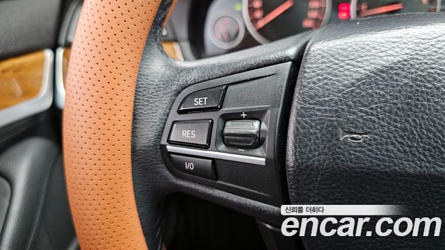 BMW 5-Series 2010 — photo 20
