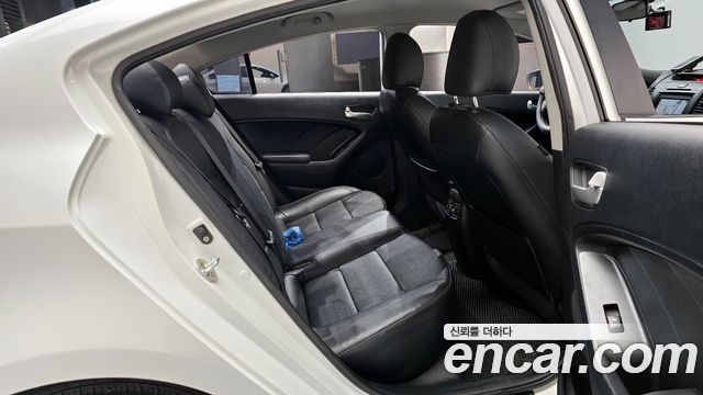 Kia K3 2015 — photo 12