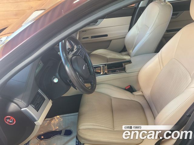 Jaguar XF 2017 — photo 7