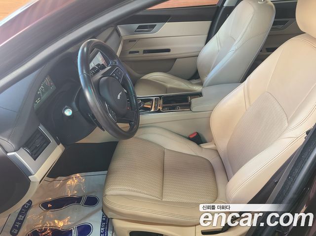 Jaguar XF 2017 — photo 8