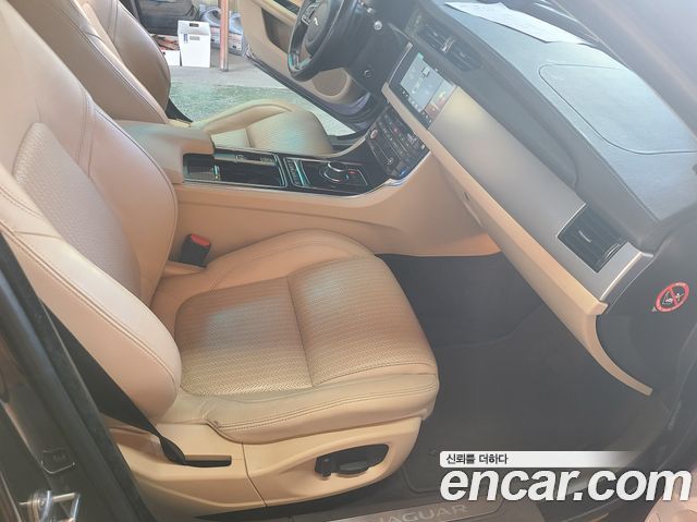 Jaguar XF 2017 — photo 11