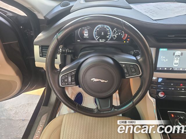 Jaguar XF 2017 — photo 16