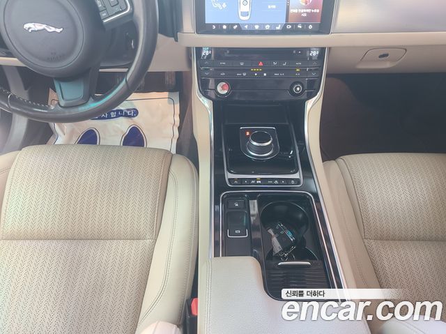 Jaguar XF 2017 — photo 17