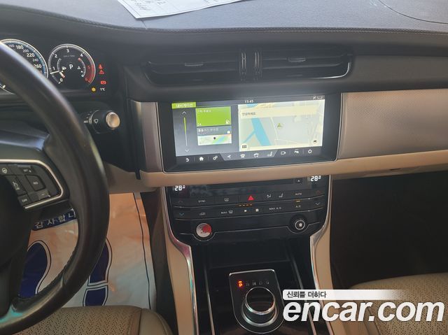 Jaguar XF 2017 — photo 19