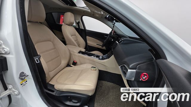 Jaguar XE 2016 — photo 10