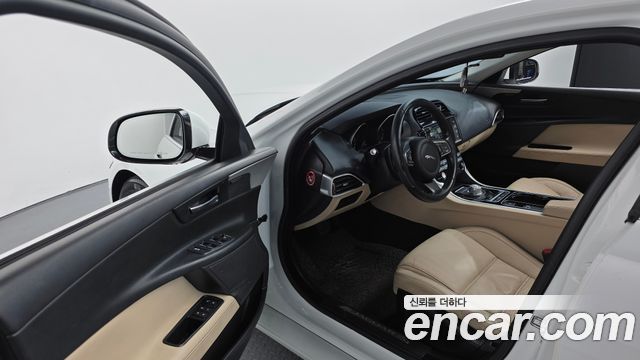 Jaguar XE 2016 — photo 12
