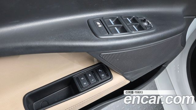 Jaguar XE 2016 — photo 13