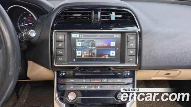 Jaguar XE 2016 — photo 16