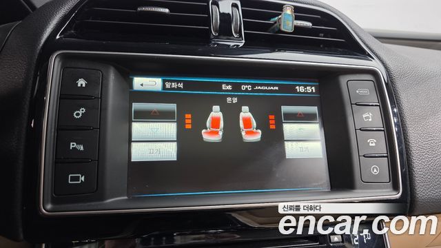 Jaguar XE 2016 — photo 17