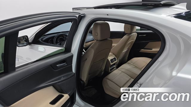 Jaguar XE 2016 — photo 18