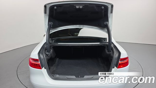 Jaguar XE 2016 — photo 20