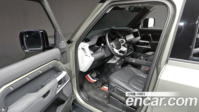 Land Rover Defender 2022 — photo 10