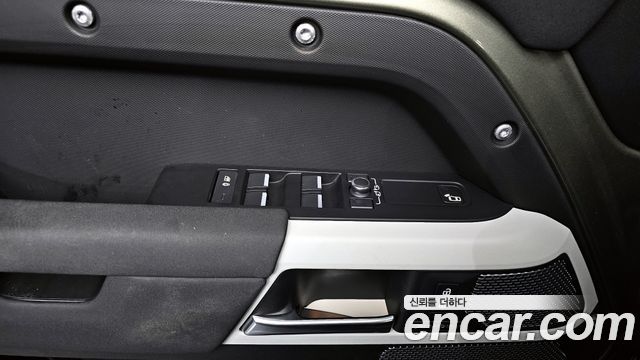 Land Rover Defender 2022 — photo 12